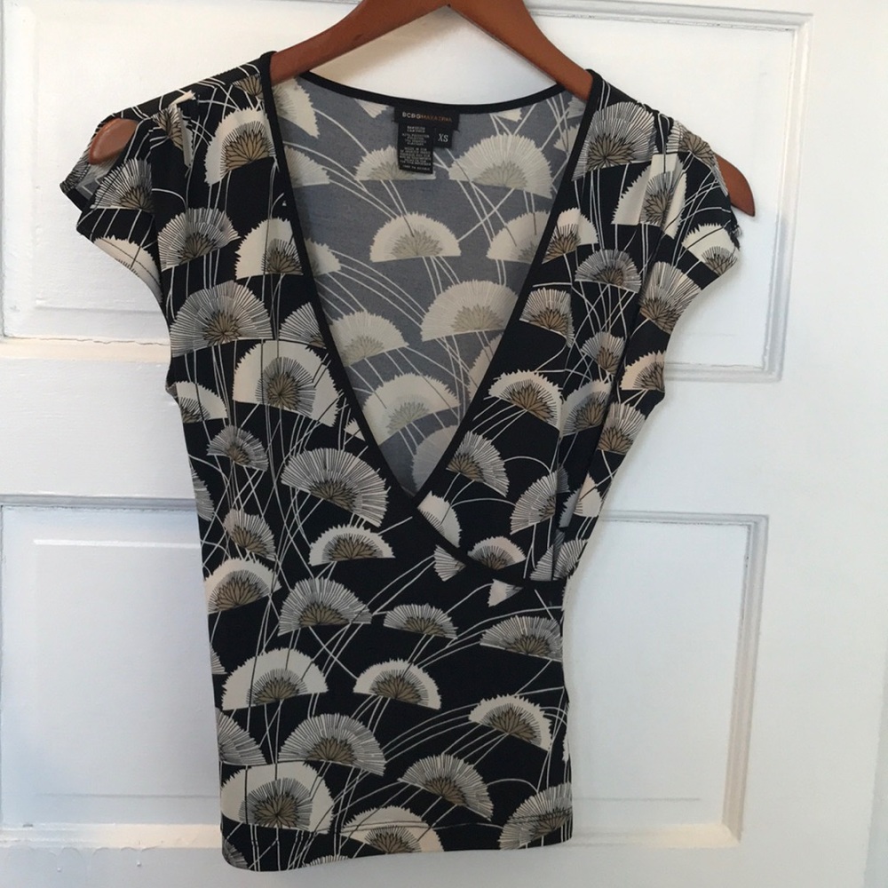 BCBG BLACK/WHITE SLEEVELESS BLOUSE SIZE XS